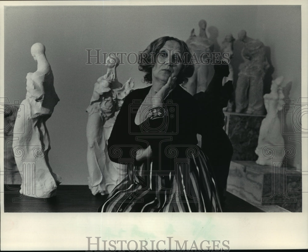 1984 Press Photo Teresa Brzoskiewicz posed with her terra cotta figures- Historic Images