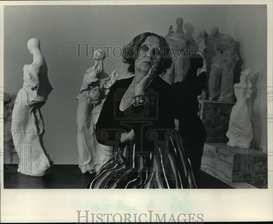 1984 Press Photo Teresa Brzoskiewicz posed with her terra cotta figures- Historic Images