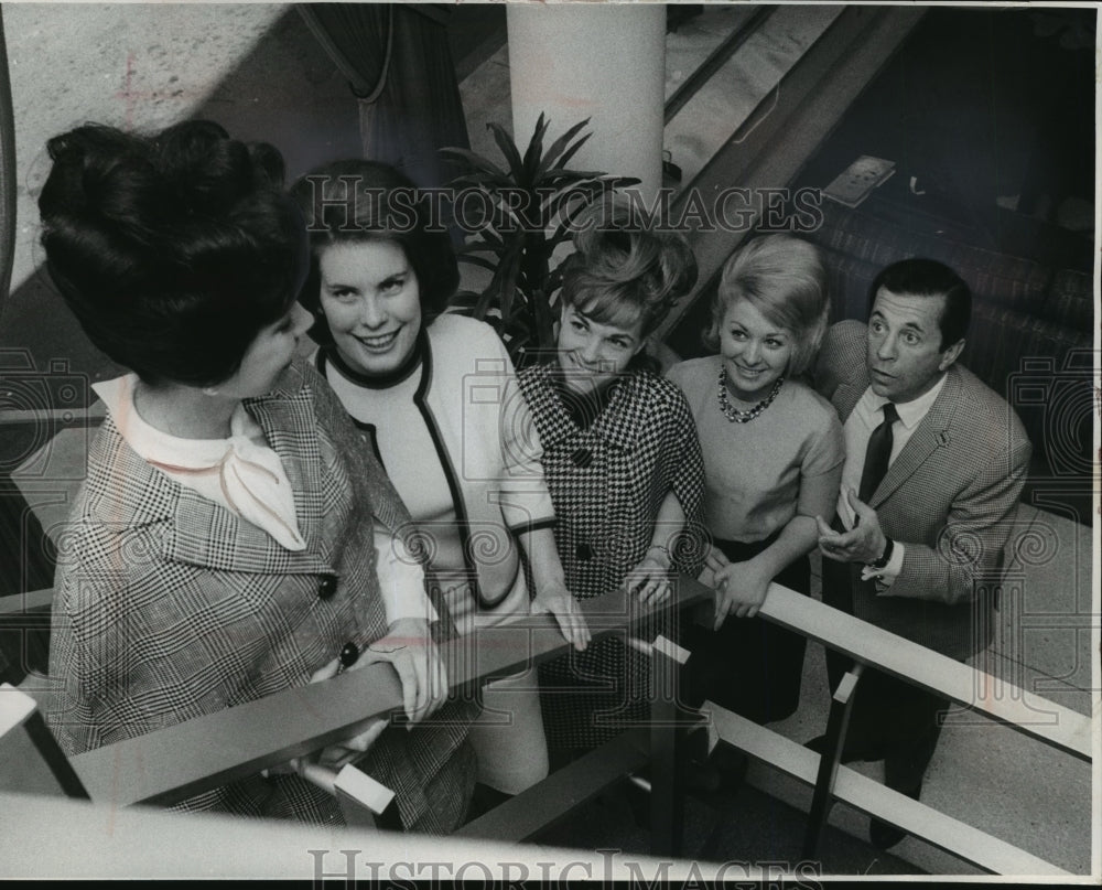 1964 Press Photo Miss Milwaukee Contestants and Morey Amsterdam - Historic Images