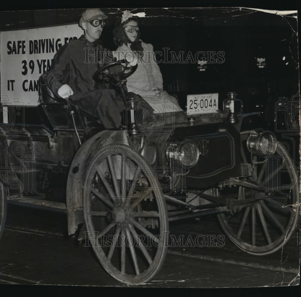 1941 Press Photo Earl Pierner and Mrs. Pierner in Car Safety Parade- Historic Images