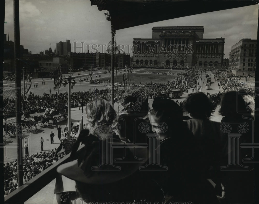 1941 Press Photo Crowd Watches American Legion Parade in Milwaukee - mja59297