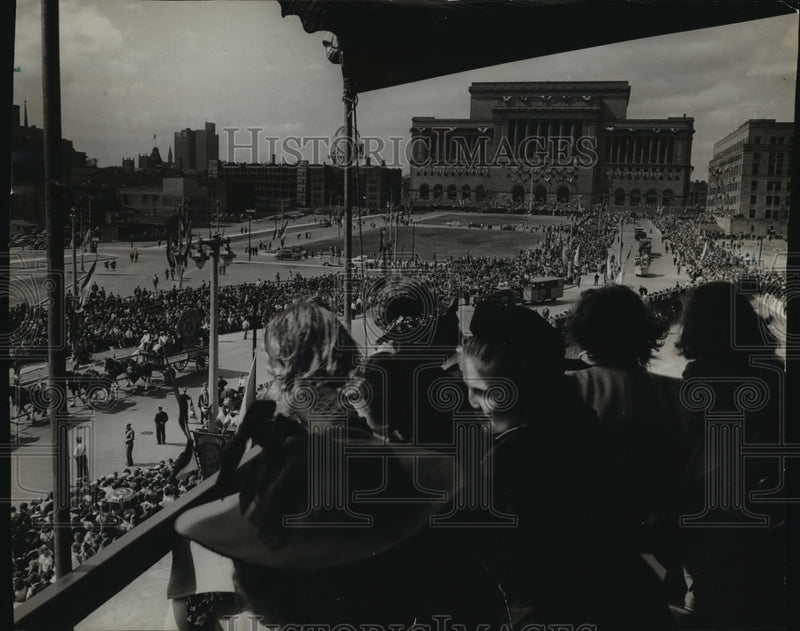 Load image into Gallery viewer, 1941 Press Photo Crowd Watches American Legion Parade in Milwaukee - mja59297
