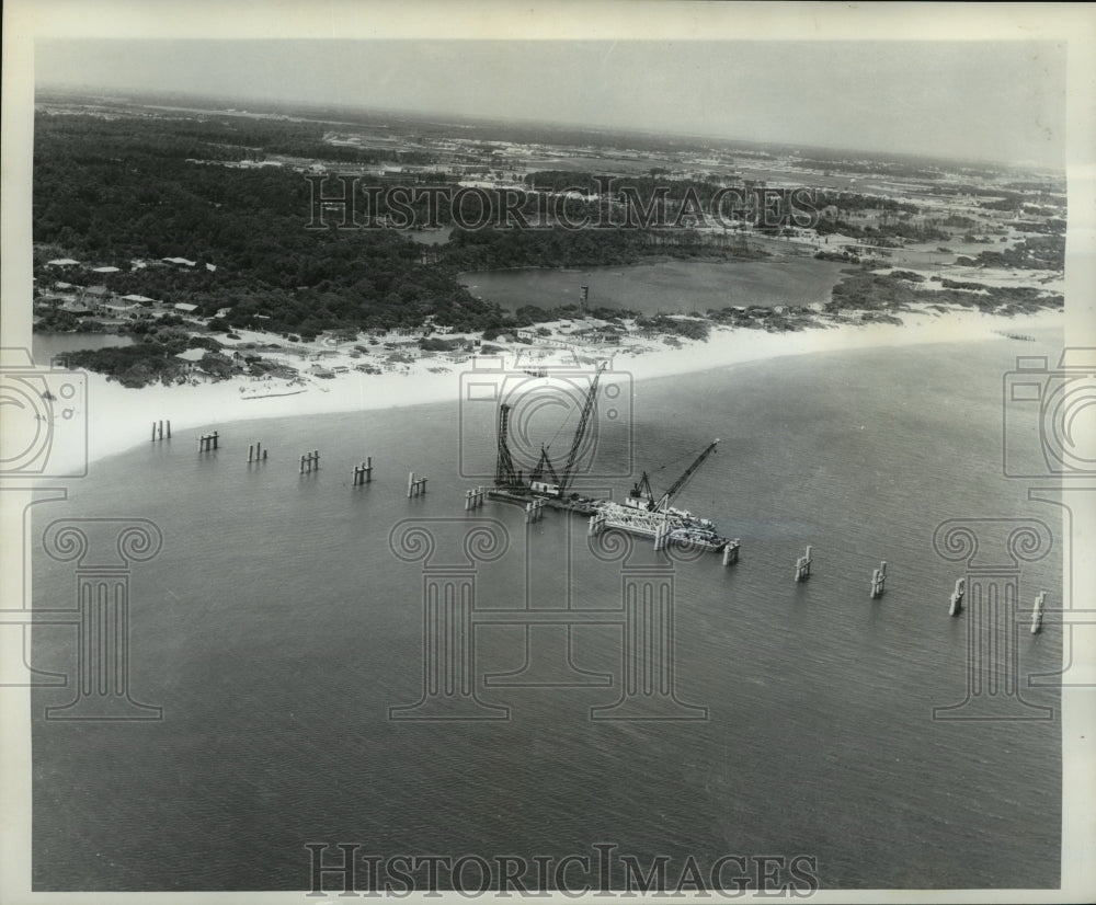 1962 Press Photo Floating Derrick Fixes Concrete Piles in Chesapeake Bay- Historic Images