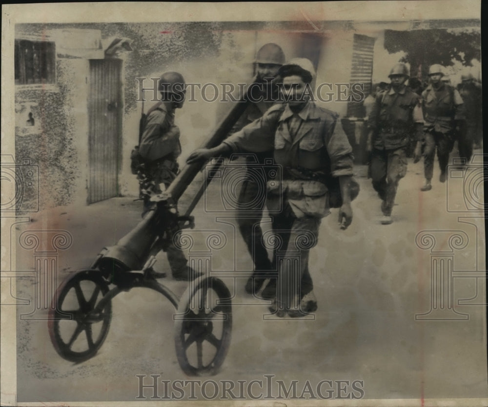 1963 Press Photo Algerian Government Troops Wheel Soviet Made Gun- Historic Images