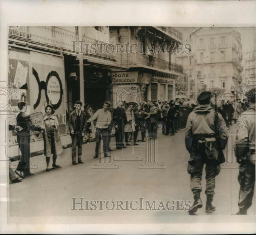 1962 Press Photo Europeans Pass Supplies in Algiers- Historic Images