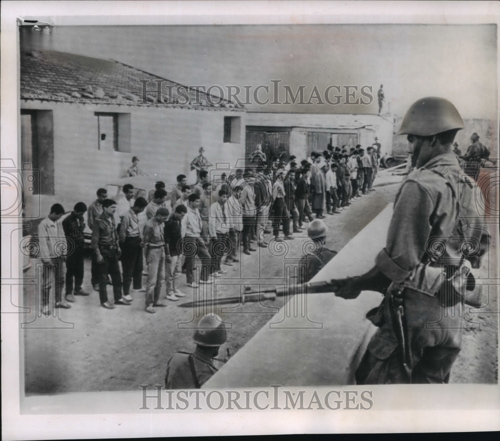  Press Photo Algerian Moslem Soldiers Point Weapons at Countryman in Oran- Historic Images