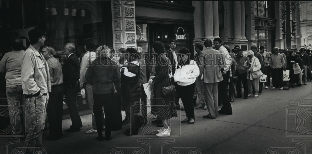 1991 Press Photo Fans at Harry W. Schwartz Bookshop for Hank Aaron Autobiography- Historic Images