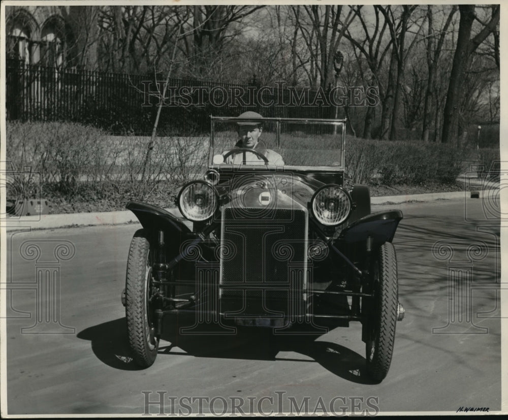 1955 Press Photo Bob Feind in Vintage Lancia Lamda Auto, Milwaukee, Wisconsin- Historic Images