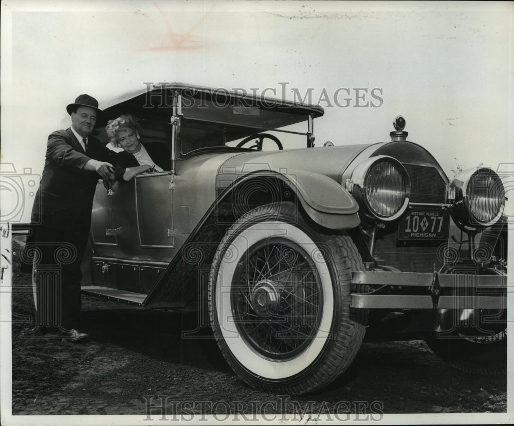 1961 Press Photo Pollard and Wife Show Their Locomobile- Historic Images