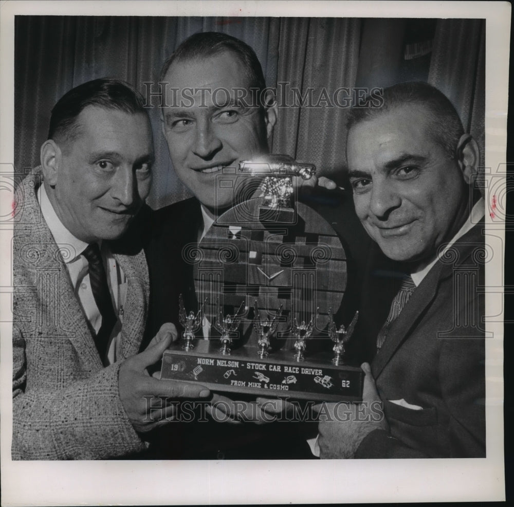 1962 Press Photo Norm Nelson Accepts Wisconsin Racing Trophy- Historic Images