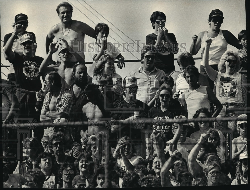 1986 Press Photo Fans Whistle and Holler at Crazy Jim&#39;s Labor Day Demo Derby- Historic Images