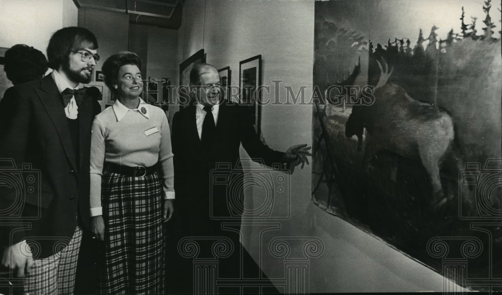 1973 Press Photo John H. Syvertsen Purchased The Painting Of The Moose - Historic Images