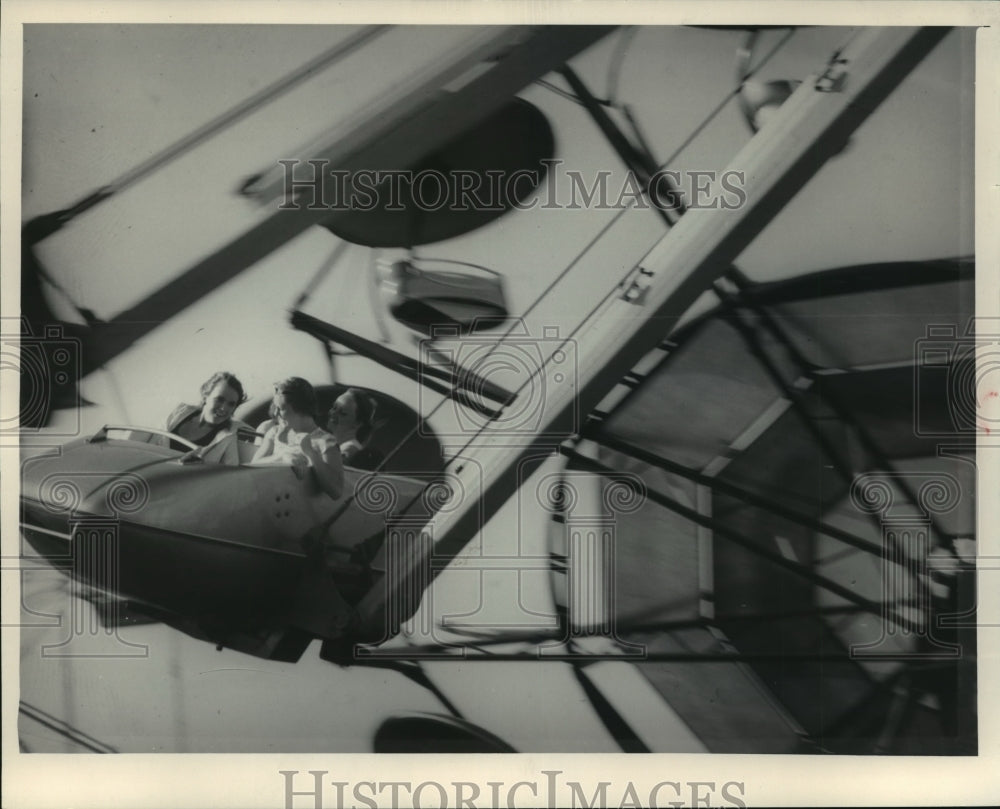 1983 Press Photo Three People on Carnival Ride- Historic Images