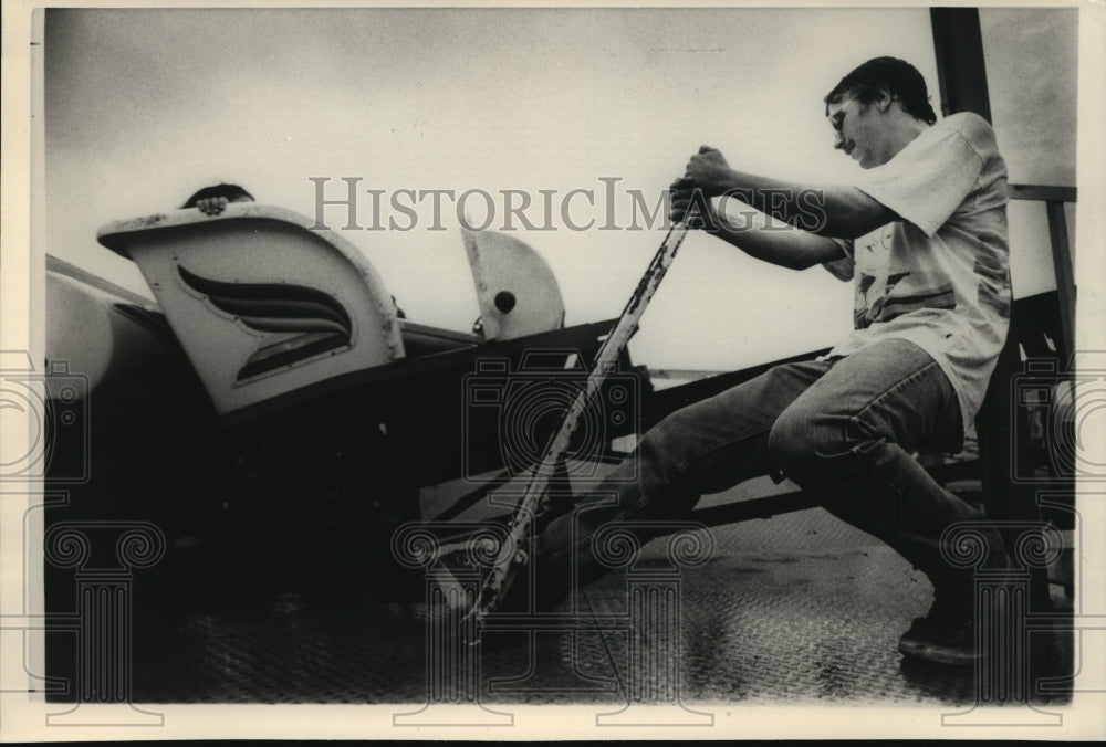 1986 Press Photo Carnival Employee Jamie Reck Applying Brakes to a Roller Coast- Historic Images