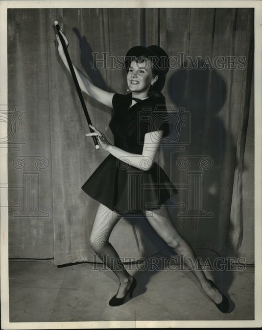 1956 Press Photo Country Singer Molly Bee Dances - mja59914- Historic Images
