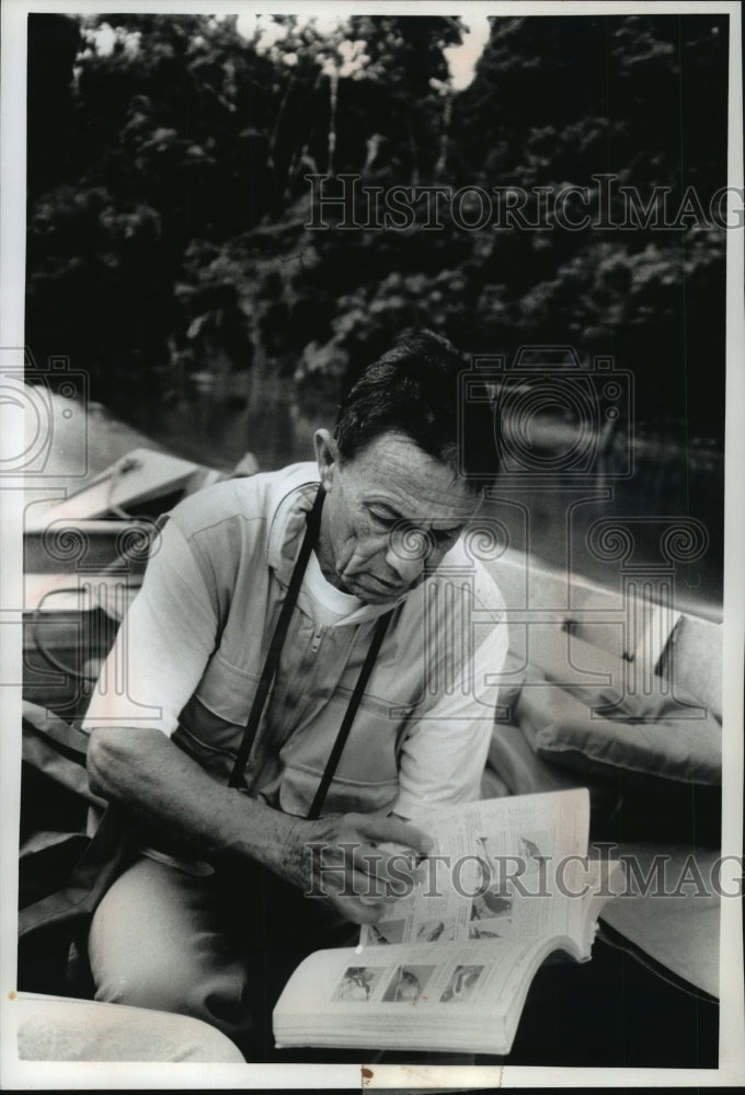 1993 Press Photo Daniel S. Rios in Rain Forest on Amazon River- Historic Images