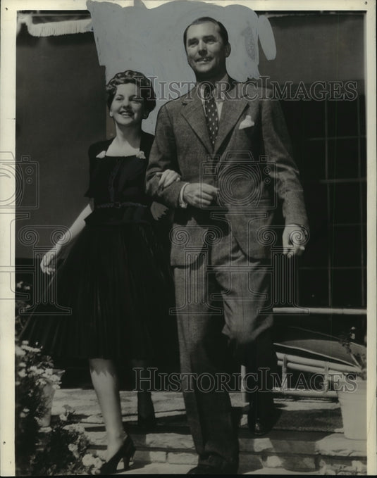 1939 Press Photo Joan Fontaine and Brian Aherne, engaged, outside Aherne's home- Historic Images