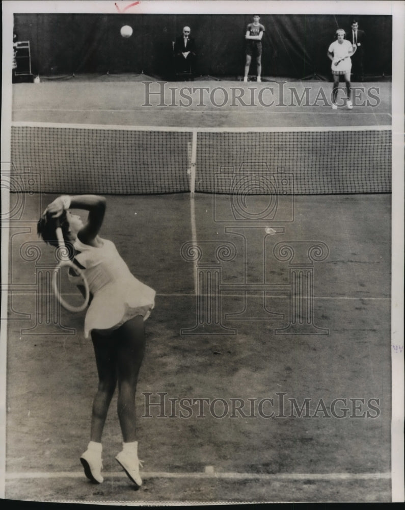 1963 Press Photo Tennis Player Maria Bueno of Brazil Against Mary Ann Eisel- Historic Images