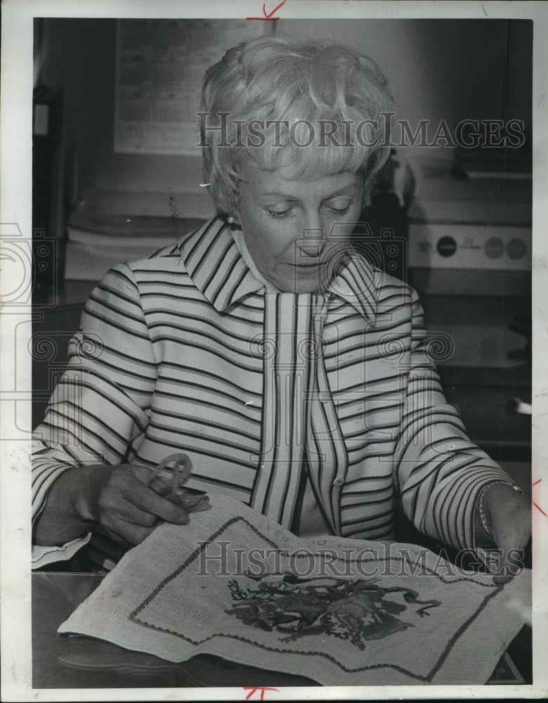Load image into Gallery viewer, 1968 Press Photo Mrs. Hubert H. Humphrey needlepoints pillow for granddaughter
