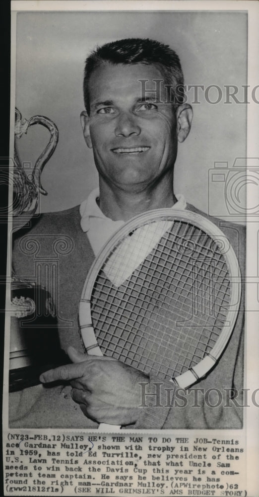 1959 Press Photo Tennis Player Gardnar Mulley with Trophy in New Orleans- Historic Images