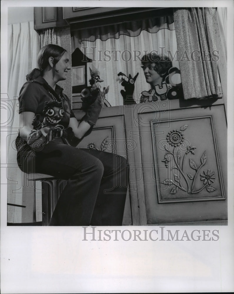 1970 Press Photo Becky and Jennifer Burton puppeteers in Wisconsin- Historic Images