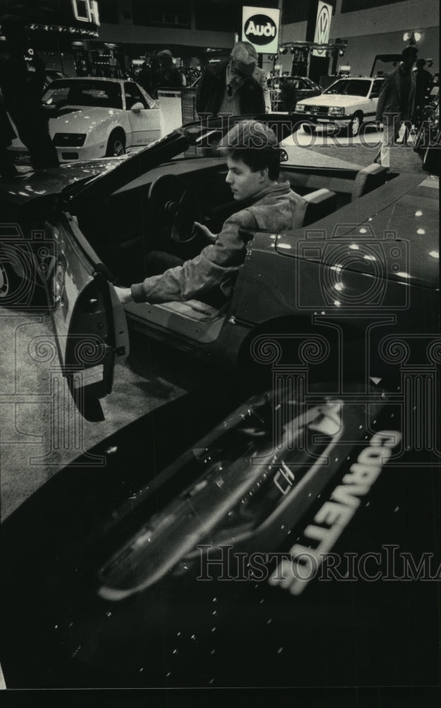 1987 Press Photo Louis Young in Corvette at Milwaukee International Auto Show- Historic Images