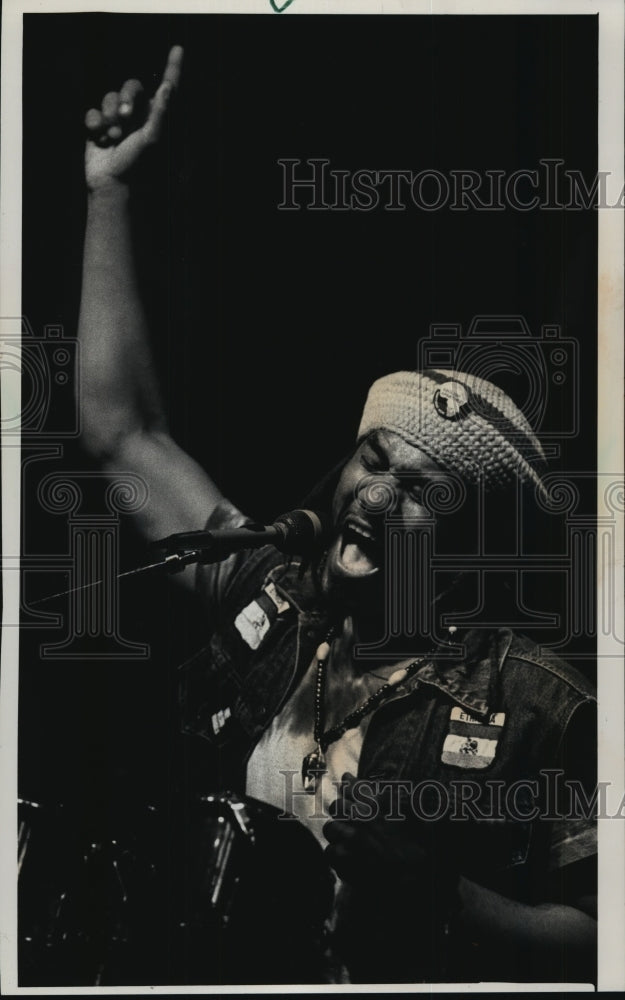 1988 Press Photo Cyril Neville Performing with the Neville Brothers, Summerfest- Historic Images