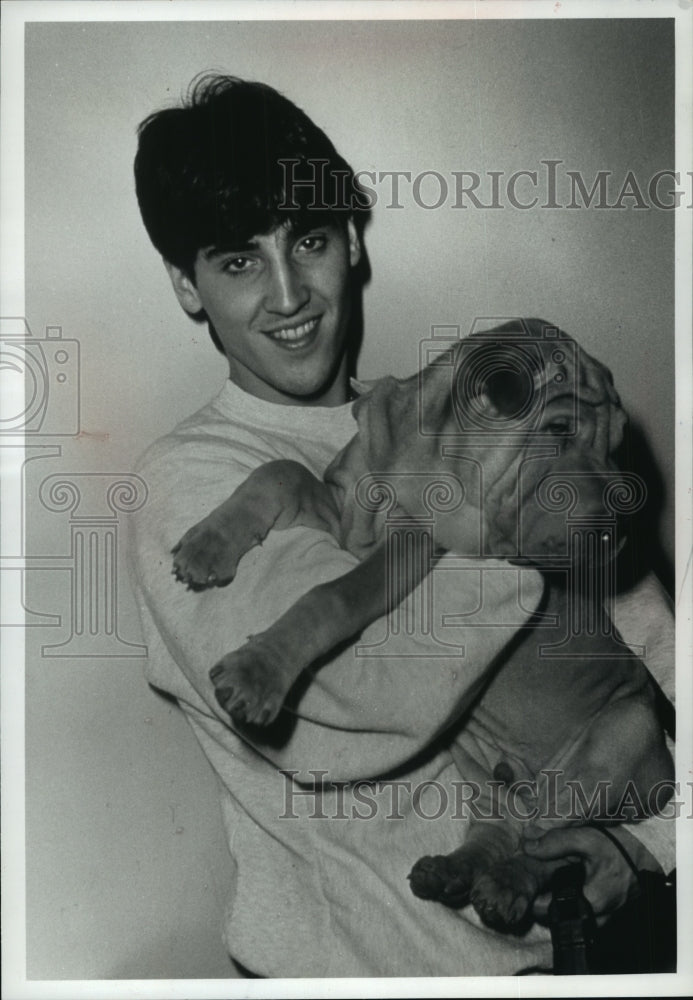 1990 Press Photo Jonathan Knight from New Kids on the Block owns a Shar-pei- Historic Images