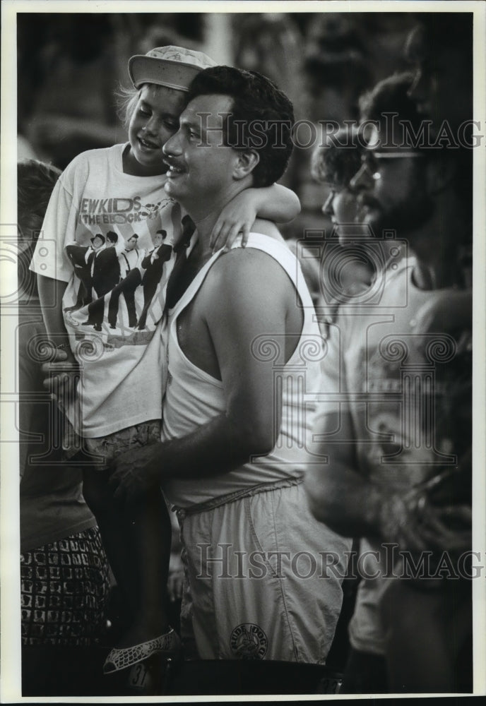 1990 Press Photo Leo and Dia La Croix of are fans of New Kids on the Block- Historic Images