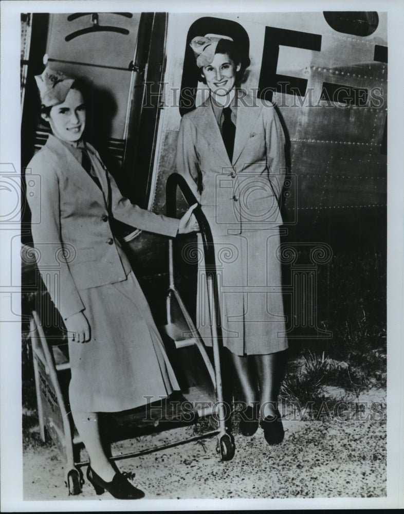 1977 Press Photo Lucile Garner and (left) Pat Eccleston, stewardesses - Historic Images