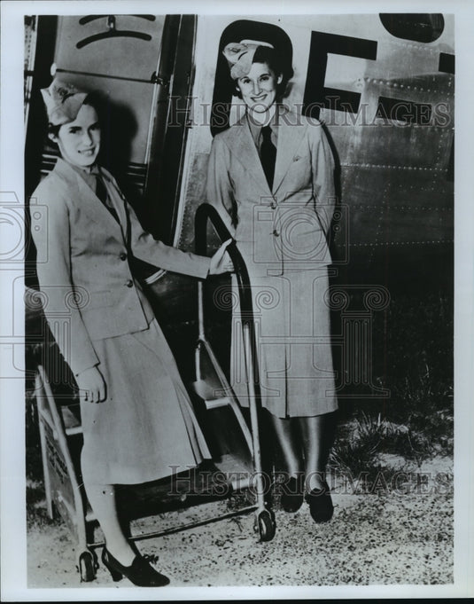 1977 Press Photo Lucile Garner and (left) Pat Eccleston, stewardesses - Historic Images