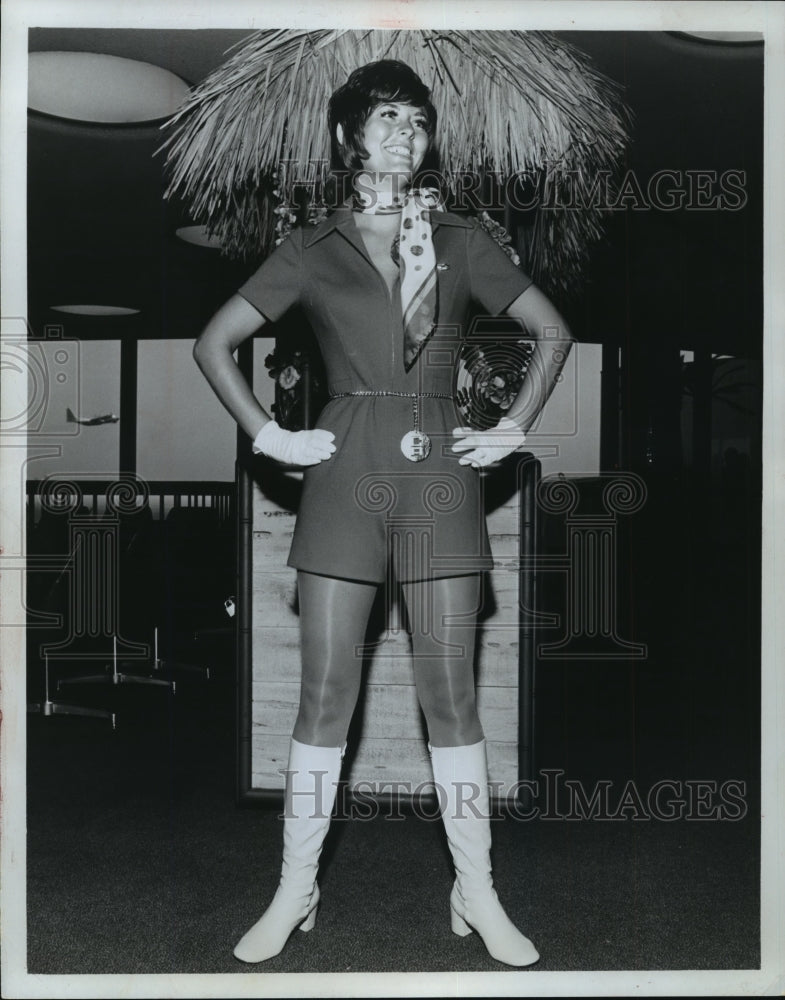 1971 Press Photo Joan Pond models the Aero Stewardesses New Hotpants Jumpsuit- Historic Images