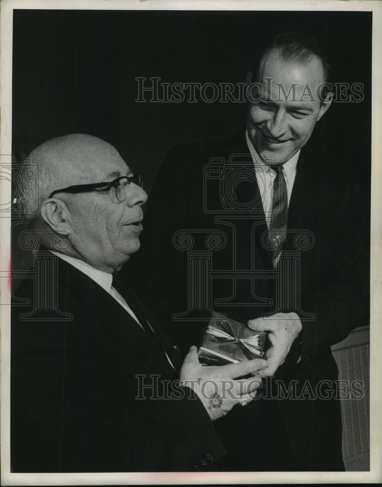 1964 Press Photo Norm Nelson Honored at Century Hall as Tom Marchese Gives Gift- Historic Images