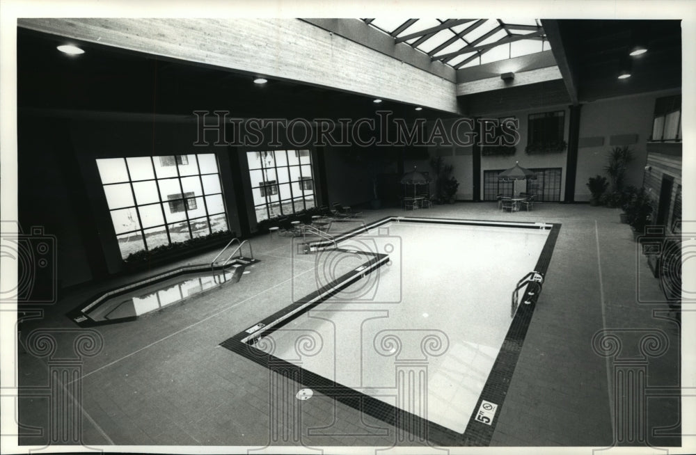 1989 Press Photo The Oshkosh Budgetel Inns &quot;BudgetDome&quot; Indoor Pool and Sauna- Historic Images