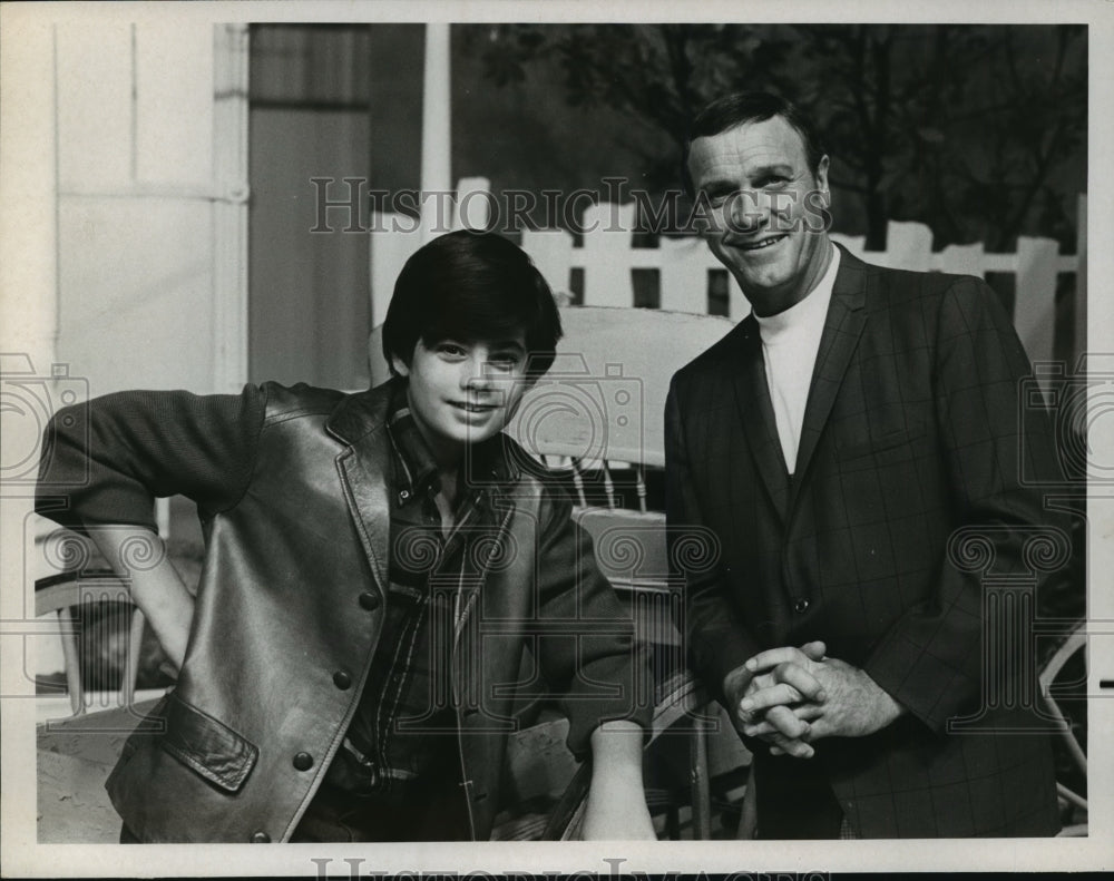 1969 Press Photo Browning Bryant Joins Eddy Arnold on &quot;Kraft Music Hall&quot; - Historic Images