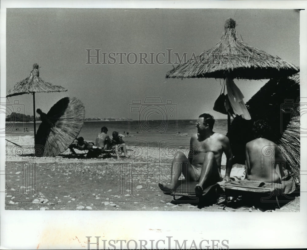 1990 Press Photo Ixia Beach in front of the Rodos Bay Hotel in Rhodes, Greece- Historic Images