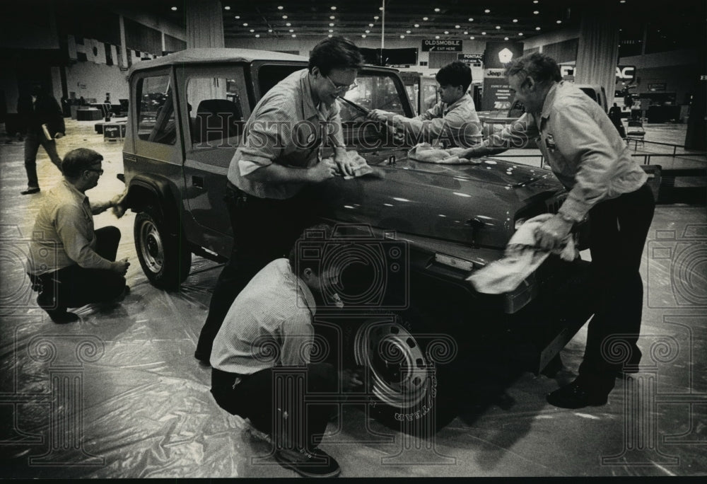 1989 Press Photo Braeger Chevrolet Inc Workers Polish 1989 Jeep wrangler- Historic Images