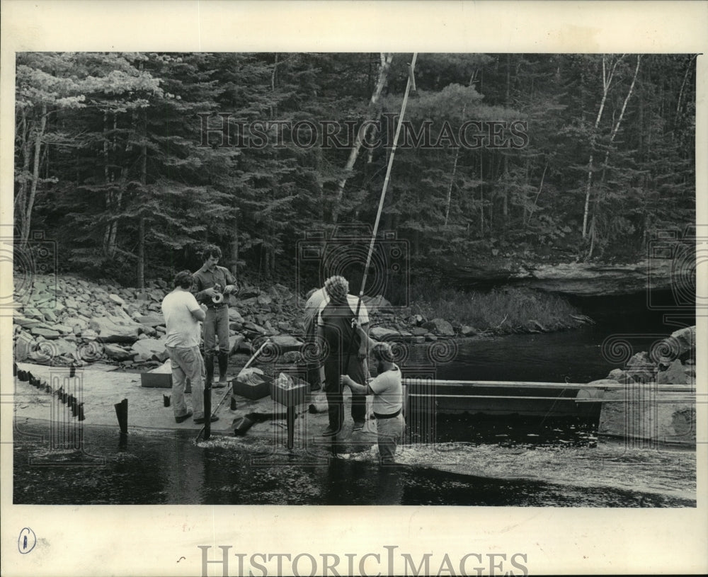 1985 Press Photo Natural Resources Board Members Watching Workers on Brule River- Historic Images