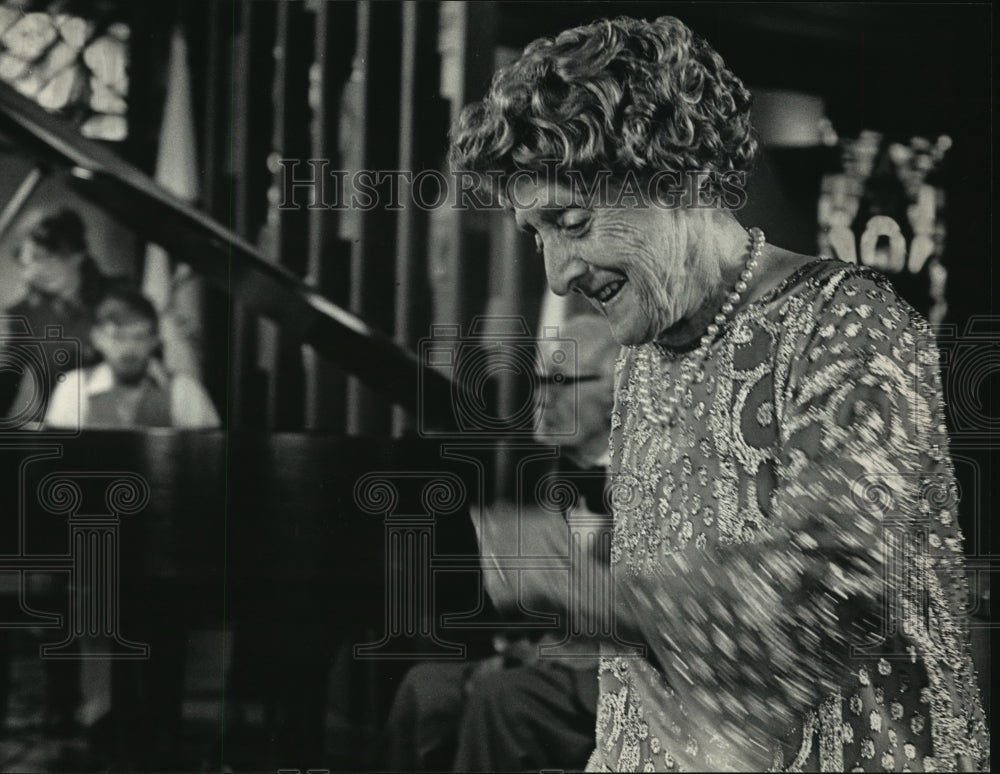 1986 Press Photo May Lemke danced on her 86th birthday with her son behind her- Historic Images