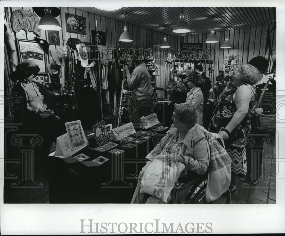 1977 Press Photo Philadelphia, Pennsylvania: In the Market- Historic Images