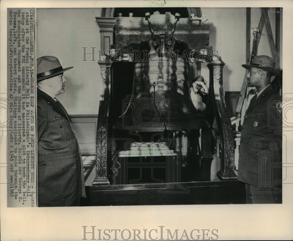 1991 Press Photo Guards Keep Watch on Liberty Bell in Philadelpia&#39;s Liberty Hall- Historic Images