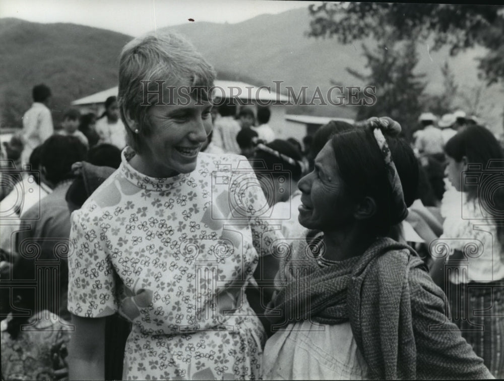 1975 Press Photo Sister Jane Buellesbach in Jacaltenango, Guatemala - Historic Images