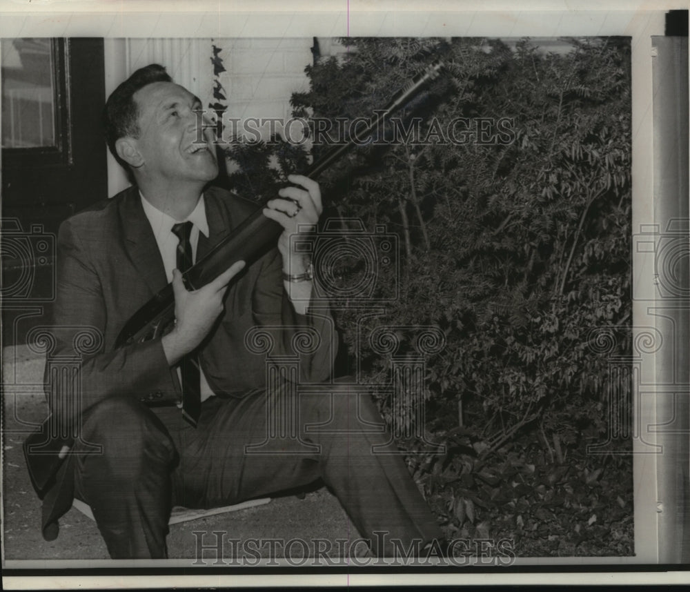 1966 Press Photo Rep. John Buchanan ready to blast noisy starlings in trees- Historic Images