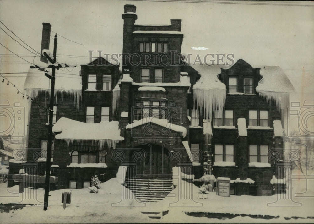 1958 Press Photo Snow and Ice at Suomi college, Old Main at Hancock Michigan- Historic Images