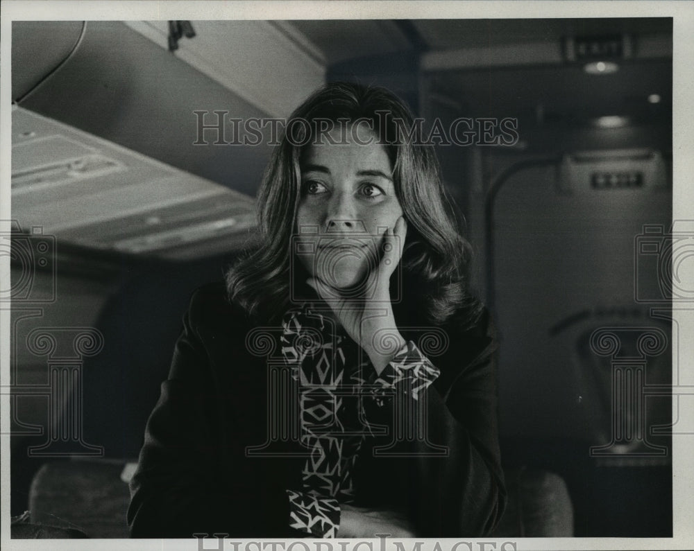 1974 Press Photo Sylvia Chase from CBS has a fear of flying w/ radioactive items- Historic Images