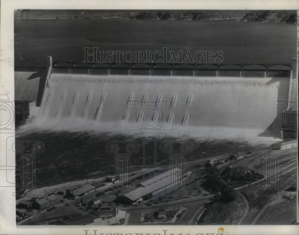 1959 Press Photo Coulee Dam in Washington had spring water overflowing - Historic Images