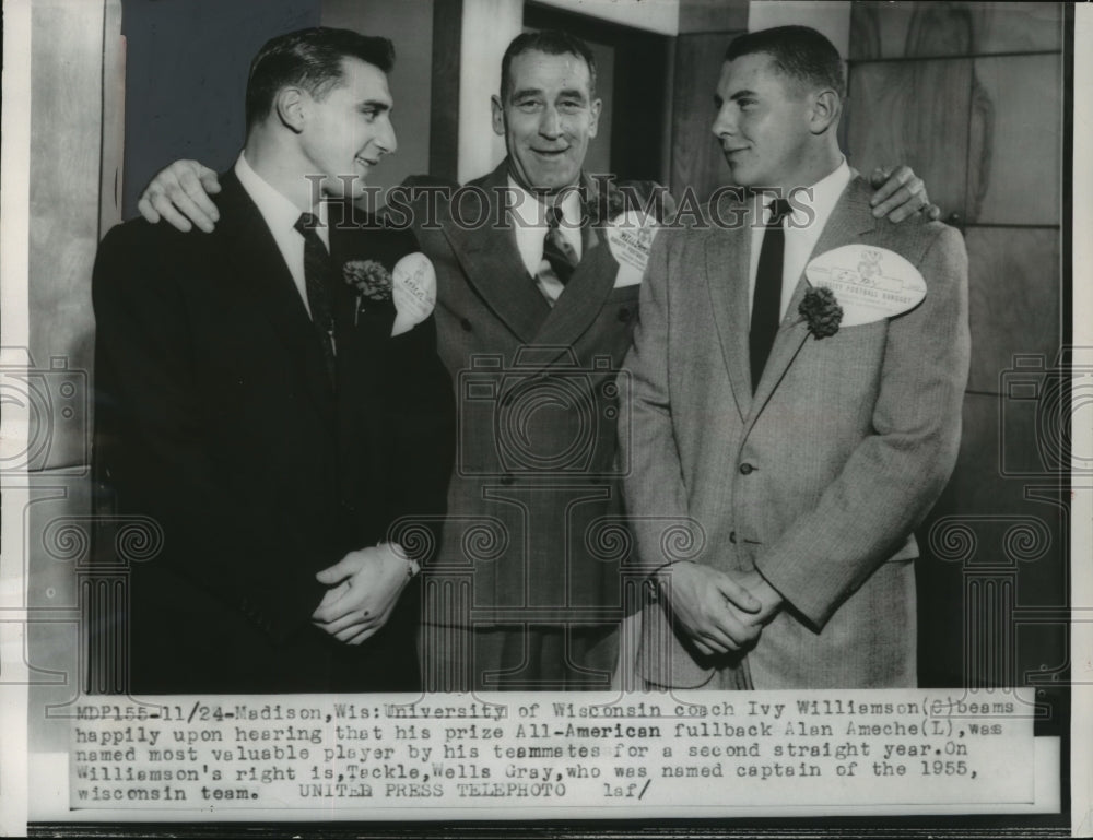 1954 Press Photo Coach Ivy Williamson With Two Wisconsin Players Honored- Historic Images