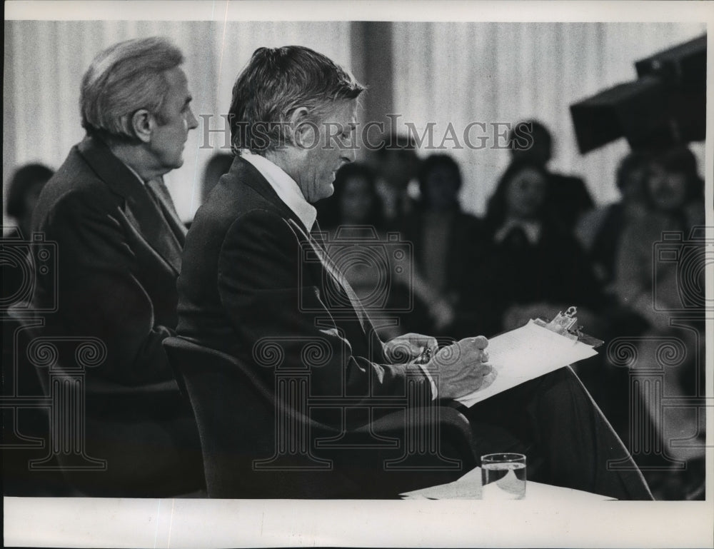 1974 Press Photo William F. Buckley &amp; Eugene McCarthy, who is visiting Milwaukee- Historic Images