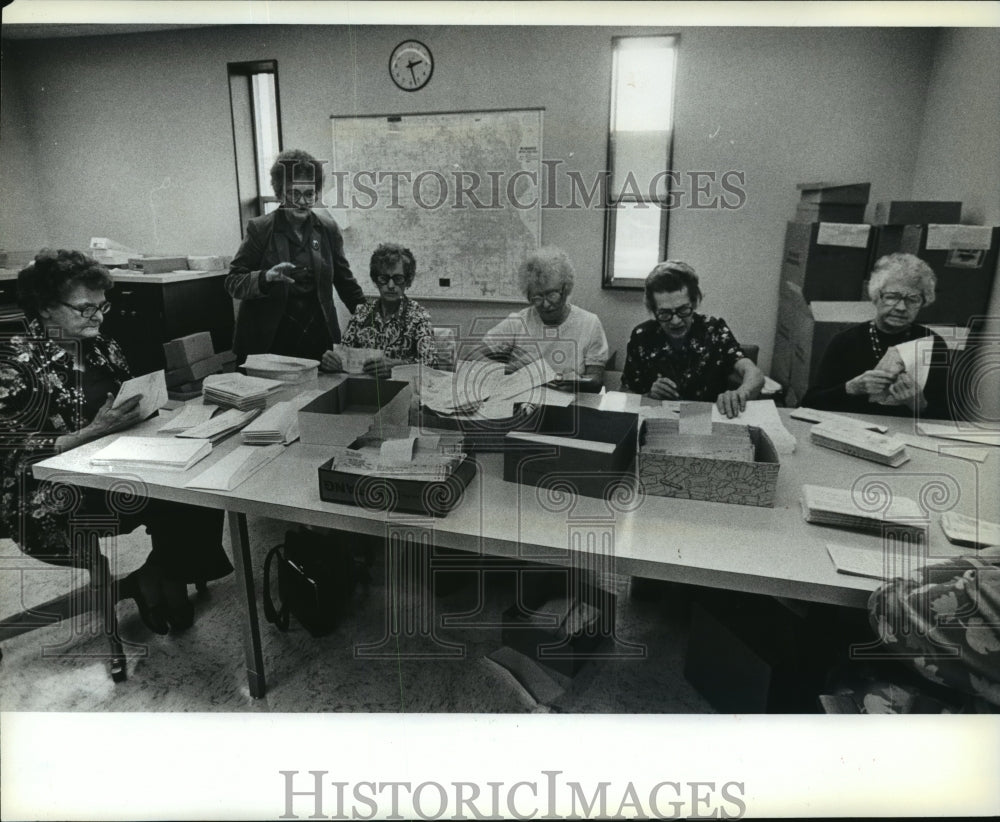 1981 Press Photo Waukesha City Treasure Elsie Buchholz, watches volunteers- Historic Images