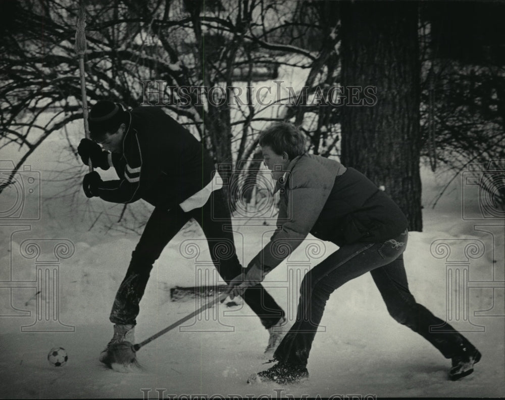 1985 Press Photo Lance Mickey and Matt Pruhs play broomball in the back yard- Historic Images